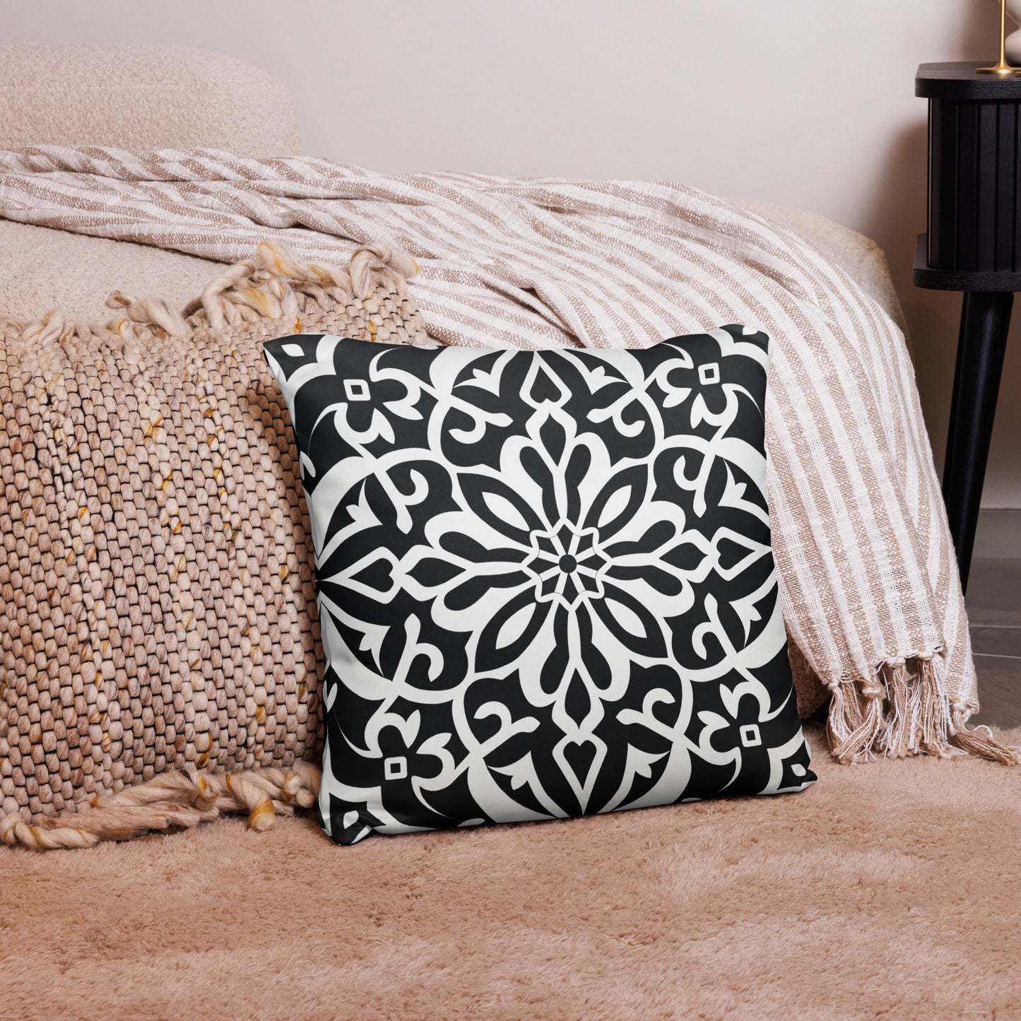 Almohada de diseño marroquí en blanco y negro